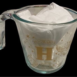 Pyrex Harry Potter Hogwarts Glass Measuring Cup Size 2 Cup Clear Gold Color New
